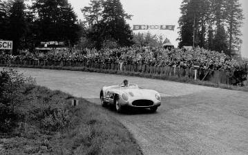 XVIII. Internationales ADAC Eifelrennen auf dem Nürburgring, 29. Mai 1955. Der spätere Sieger Juan Manuel Fangio (Startnummer 1) mit einem Mercedes-Benz Rennsportwagen 300 SLR.