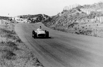 Großer Preis von Holland in Zandvoort am 19. Juni 1955. Karl Kling auf Mercedes-Benz Formel-1-Rennwagen W 196 R (Startnummer 12).