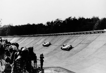 Großer Preis von Italien in Monza, 11.09.1955. Sieger Juan Manuel Fangio (Startnummer 18) und Stirling Moss (Startnummer 16), beide auf Mercedes-Benz Formel-1-Rennwagen W 196 R mit Stromlinienkarosserie in der Steilkurve.