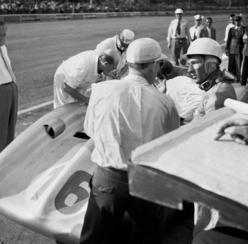 Großer Preis von Italien in Monza, 11.09.1955. Stirling Moss und Mechaniker beim Boxenstopp am Mercedes-Benz Formel-1-Rennwagen W 196 R mit Stromlinienkarosserie (Startnummer 16).