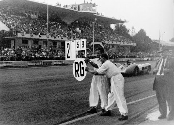 Großer Preis von Italien in Monza, 11.09.1955. Am Streckenrand Rennleiter Alfred Neubauer mit Stoppuhren und Zeichengeber zeigen den jeweiligen Abstand an, Sieger Juan Manuel Fangio auf Mercedes-Benz Formel-1-Rennwagen W 196 R mit Stromlinienkarosserie.