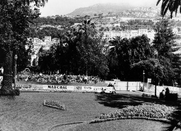 Großer Preis von Monaco (Europa) am 22. Mai 1955. Juan Manuel Fangio auf Mercedes-Benz Formel-1-Rennwagen W 196 R (Startnummer 2).