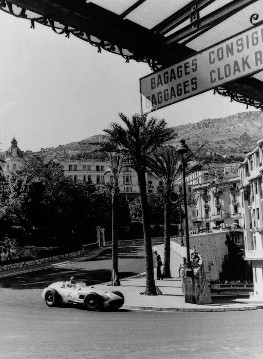 Großer Preis von Monaco (Europa) am 22. Mai 1955. Juan Manuel Fangio auf Mercedes-Benz Formel-1-Rennwagen W 196 R und Stirling Moss auf Mercedes-Benz Formel-1-Rennwagen W 196 R (Startnummer 6).
