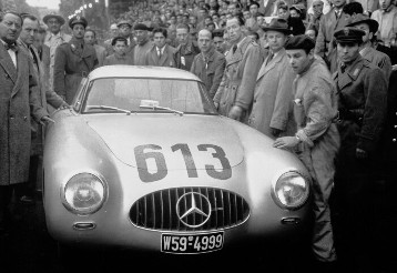 Mille Miglia, 03.-04.05.1952. Das Fahrerteam Caracciola / Kurrle (Startnummer 613) mit einem Mercedes-Benz 300 SL Rennsportwagen (W 194).