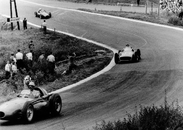 Großer Preis von Belgien, Spa-Francorchamps, 5. Juni 1955. Paul Frere auf Ferrari 555 (Startnummer 6), gefolgt von Karl Kling auf Mercedes-Benz Formel-1-Rennwagen W 196 R (Startnummer 12) und Maurice Trintignant auf Ferrari 555 (Startnummer 4).