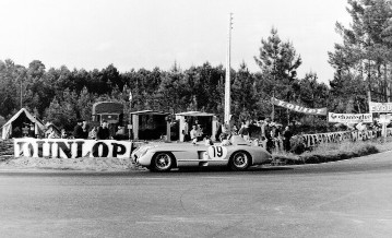 24-Stundenrennen von Le Mans, 11. Juni 1955. Juan Manuel Fangio (Startnummer 19) mit einem Mercedes-Benz Rennsportwagen 300 SLR.