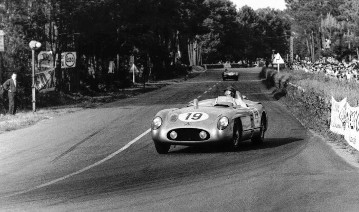 24-Stundenrennen von Le Mans, 11. Juni 1955. Juan Manuel Fangio (Startnummer 19) auf  Mercedes-Benz Rennsportwagen 300 SLR