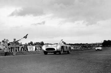 Tourist Trophy Race, Dundrod-Circuit in Nordirland, 17. September 1955. Das Sieger-Fahrerteam: Stirling Moss/John Cooper Fitch (Startnummer 10) mit Mercedes-Benz 300 SLR. Stirling Moss fährt durchs Ziel.