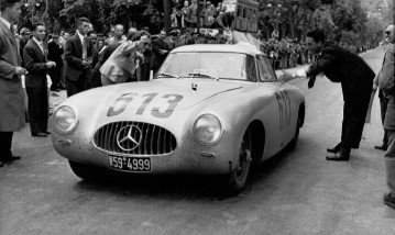 Mille Miglia, 03.-04.05.1952. Das Fahrerteam Caracciola / Kurrle (Startnummer 613) mit einem Mercedes-Benz 300 SL Rennsportwagen (W 194).