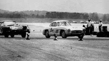 Fort Worth Sportwagen-Rennen (Texas), USA, 01.- 03.06.1956. Der Sieger Paul O´Shea (Startnummer 35) mit einem Mercedes-Benz Seriensportwagen 300 SL Coupé, gefolgt von Dr. Richard Thompson Jr. auf Corvette mit der Startnummer 18.