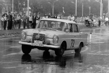 23. Internationale Polen-Rallye vom 31. Juli und 4. August 1963. Gesamtsieger Dieter Glemser / Martin Braungart (Startnummer 72) mit einem Mercedes-Benz 220 SEb.