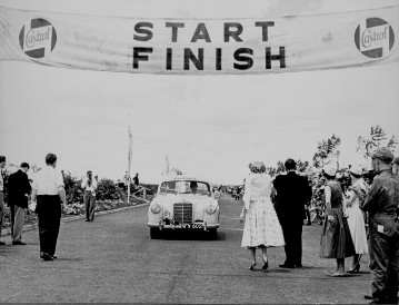 East African Coronation Rally, April 4-7, 1958. At the finish, the winning team John Manussis / Keith Savage (start number 27) with a Mercedes-Benz 219.