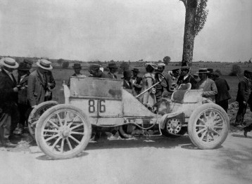 Paris-Madrid (in Bordeaux abgebrochen), 24.05.1903. Camille Jenatzy (Startnummer 86) mit einem 80/90 PS Mercedes-Rennwagen auf der Fernfahrt zwischen Paris und Bordeaux.