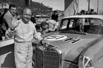 Großer Preis für Tourenwagen in Macao am 15. November 1964. Beim Fugplatzrennen über 40 Runden gewinnt Eugen Böhringer (Startnummer 51) mit einem Mercedes-Benz 300 SE.