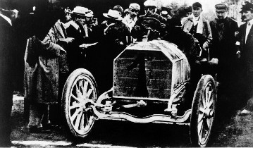 V. Gordon-Bennett-Rennen im Taunus, 17.06.1904. Camille Jenatzy (Startnummer 1) mit einem 90 PS Mercedes-Rennwagen. Jenatzy belegte den 2. Platz im Rennen.