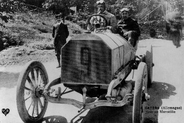 Postkarte anlässlich zum VI. Gordon-Bennett-Rennen (Auvergne-Rundstrecke), 05.07.1905. Baron Pierre de Caters (Startnummer 9) mit einem 120 PS Mercedes-Rennwagen. De Caters belegte den 7. Platz im Rennen.