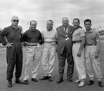 Großer Preis von Italien in Monza, 11.09.1955. Mercedes-Benz Rennmannschaft, von links: Piero Taruffi, Sieger Juan Manuel Fangio, Karl Kling, Rennleiter Alfred Neubauer, Stirling Moss und Andre Simon.