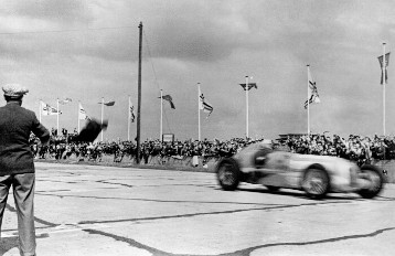 Großer Preis von Deutschland auf dem Nürburgring, 15.07.1934. Luigi Fagioli (Startnummer 9) mit einem Mercedes-Benz 750-kg-Formel-Rennwagen W 25. Fagioli belegte den 2. Platz.