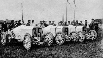 3rd French Grand Prix on the Dieppe circuit (770 km), July 7, 1908. The Mercedes team with the 140 hp Mercedes Grand Prix racing car – Christian Lautenschlager (No. 35), Otto Salzer (No. 19), Willy Pöge (No. 2).