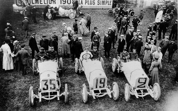 Mercedes 140 PS Grand-Prix-Rennwagen, 1908. Personen und Fahrzeuge, Mercedes-Mannschaft an der Waage, von links : Christian Lautenschlager (Startnummer 35), Otto Salzer (Startnummer 19), Willy Pöge (Startnummer 2).