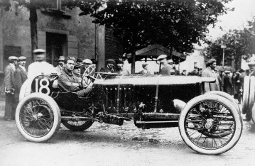 Großer Preis von Frankreich bei Lyon, 04.07.1914. Ralph DePalma (Startnummer 18) mit einem Vauxhall-Rennwagen.