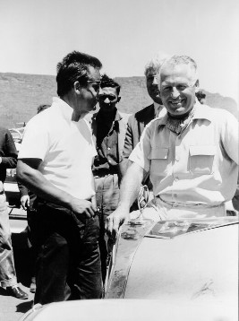 Afrika-Rallye Méditerranée-Le Cap, 1959. Karl Kling (rechts) und Rainer Günzler (links) gewinnen mit einem Mercedes-Benz Typ 190 D (W 121) die Rallye.