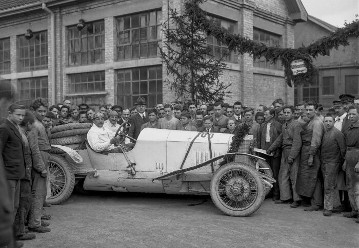 Targa Florio 02. April 1922. Empfang der Mercedes-Wagen im Werk Untertürkheim, 13.04.1922. 
Otto Salzer und Beifahrer August Grupp auf Mercedes 115 PS Grand-Prix-Rennwagen, 1914. 
Salzer belegte in der Kategorie Rennwagen den vierten Platz.