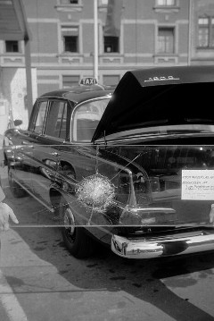Mercedes-Benz Typ 190 D Taxi aus dem Jahre 1961.Die Trennwand besteht aus einer 20 mm starken Panzerglas-Kristall-Verbundscheibe. Hier wurde das Glas mit einer 9 mm Pistole aus nächter Nähe beschossen. Das Geschoss konnte die Scheibe nicht durchschlagen.