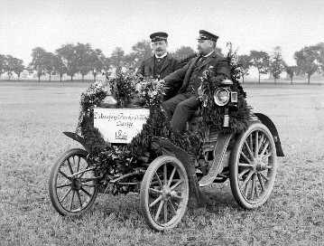 Fernfahrt Frankfurt-Köln, 1899
Sieger Fritz Held am Steuer mit Beifahrer Hans Thum auf Benz 8 PS Rennwagen. 
Mit einer Durchschnittsgeschwindigkeit von 22,5 km/h erreichte er den Klassensieg und die Grosse goldene Medaille.