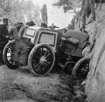 Woche von Nizza, 26.-30.03.1900. Bergrennen Nizza-La Turbie, 30.03.1900. Der verunglückte 23 PS Daimler-Phönix-Rennwagen. Bei diesem Bergrennen  verunglückte Wilhelm Bauer (Werkmeister der DMG) zwischen Nizza und La Turbie tödlich.