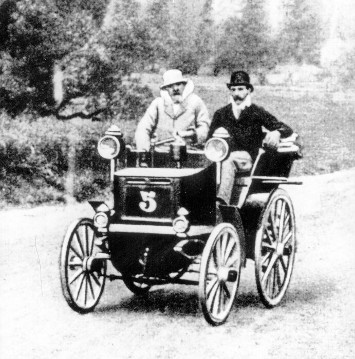 Paris-Bordeaux-Paris 1895 (11. bis 14. Juni).
Emile Levassor (am Steuer) und sein Mechaniker Charles d’Hostingue auf Panhard & Levassor Wagen mit einem Motor Systeme Daimler. Der Motor wurde nach Daimlers Konstruktionszeichnungen bei Panhard & Levassor in Lizenz gebaut.
Levassor fuhr 48 Stunden und 48 Minuten nach dem Start mit fast sechsstündigem Vorsprung vor dem Zweiten durchs Ziel, erhielt aber nur den 2. Preis, da er mit seinem Zweisitzer-Wagen nicht den Ausschreibungsbedingungen entsprach.

