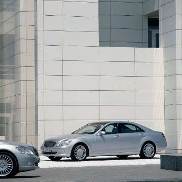 Mercedes-Benz S 500 lang (auch mit kurzem Radstand erhältlich), Baureihe 221, 2005, Iridiumsilber metallic (775). V8-Benzin-Saugmotor M 273 mit 5.461 cm³ und 285 kW/388 PS, 7G-TRONIC. Sonderausstattungen: Panorama-Schiebedach (Code 413), 19-Zoll-Leichtmetallräder im Vielspeichen-Design (Code R47).