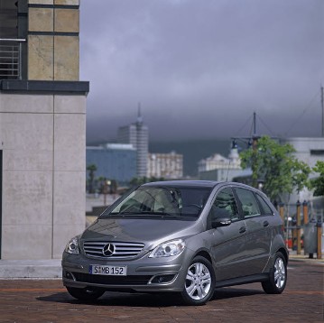 Mercedes-Benz B 150, Sports Tourer, model series 245, version 2005 - 2008. Petrol engine M 266, 1498 cc, 70 kW/95 hp. Comet grey metallic (748), 16-inch 5-twin-spoke light-alloy wheels painted sterling silver, panoramic lamella sliding sunroof (special equipment).