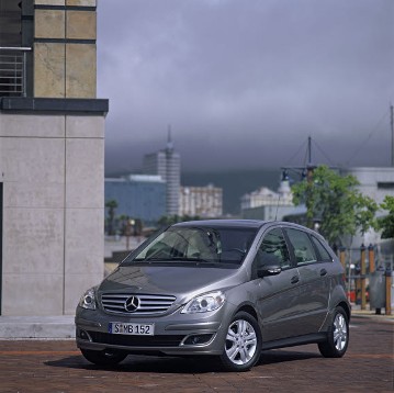 Mercedes-Benz B 150, Sports Tourer, Baureihe 245, Version 2005 - 2008. Benzinmotor M 266, 1.498 cm³, 70 kW/95 PS. Kometgrau Metallic (748), 16-Zoll-Leichtmetallräder in Sterlingsilber lackiert im 5-Doppelspeichen-Design, Panorama-Lamellenschiebedach (Sonderausstattungen).