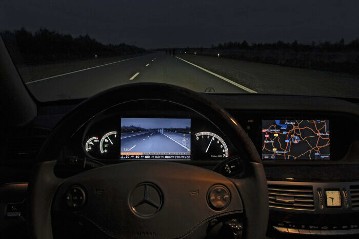 Mercedes-Benz S-Klasse,
Baureihe 221,
Assistenzsysteme: Aktiver Nachtsicht-Assistent,
Auf dem Nachtsicht-Display im Kombi-Instrument erkennen Autofahrer Fußgänger oder Gefahrenstellen auf der Fahrbahn weitaus früher als mit herkömmlichen Abblendscheinwerfern.