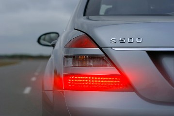 Mercedes-Benz S-Klasse-Limousinen der Baureihe 221. Das adaptive Bremslicht kann einen wichtigen Beitrag zur Vermeidung von Auffahrunfällen leisten.