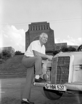 Afrika-Rallye Méditerranée-Le Cap, 1959. Karl Kling gewinnt mit einem Mercedes-Benz Typ 190 D (W 121) die Rallye. In Pretoria in der Südafrikanischen-Union, im Hintergrund das Ohm-Krüger-Denkmal.