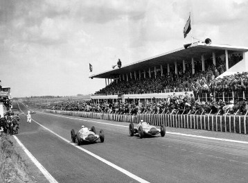 Großer Preis von Frankreich in Reims, 03.07.1938. Dreifachsieg mit Mercedes-Benz 3-l-Formel-Rennwagen W 154. Links im Bild - Sieger Manfred von Brauchitsch (Startnummer 26), daneben Rudolf Caracciola (Startnummer 24). Im Hintergrund Hermann Lang (Startnummer 28).