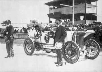 Am 29.05.1911, dem Vortag des 500-Meilen-Rennens, fährt Bob Burman auf Benz 200 PS "Blitzen-Benz", mehrere Geschwindigkeitsrekorde auf dem Indianapolis Motor Speedway.
Harvey Firestone, dessen Firma die Reifen zur Verfügung gestellt hat, hält Burmans "Geschwindigkeitskrone".