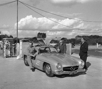 Eine Vorführung des Mercedes-Benz 300 SL (W 198) auf der Montlhéry-Bahn bei Paris, 1954. Juan Manuel Fangio, Karl Kling und Pressechef der DBAG Artur Keser am Mercedes-Benz 300 SL (W 198).