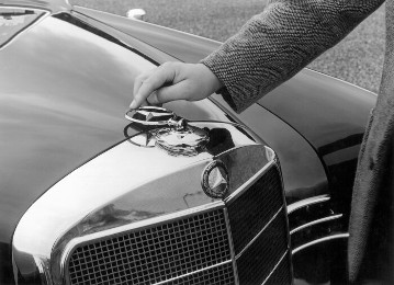 Mercedes-Benz 180, W 120, 52 hp, saloon
Mercedes star with joint to protect pedestrians in the event of collisions, 1956