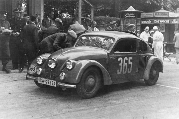 2,000 Kilometres Across Germany, 21 - 22 July 1934. Race preparations in Baden-Baden.
The team of Kasbaum/Wossner (start number 365) takes the Gold Medal in a Mercedes-Benz 150 sports saloon.