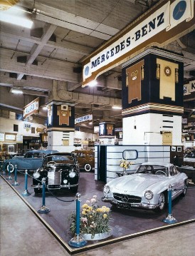 39th International Motor Show in London, 20-30.10.1954. 
View of the Mercedes-Benz exhibition stand. 
On the right a Mercedes-Benz 300 SL, on the left a Mercedes-Benz 220.