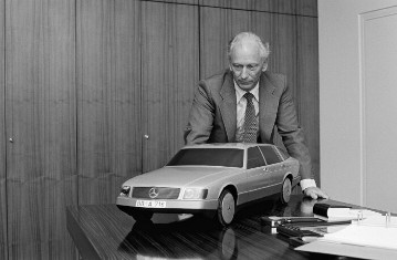 Werner Breitschwerdt am Modell - Mercedes-Benz Forschungs-Personenwagen "Auto 2000"