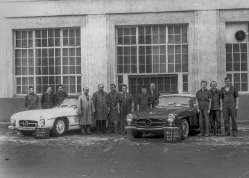 Am 5. Februar 1963 wurden die letzten 190 SL und 300 SL Roadster fertiggestellt. Das Bild zeigt die Fahrzeuge mit einigen Mitarbeitern vor dem Bau 4 im Werk Sindelfingen.