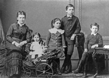 Benz family in 1883. 
Bertha Benz - from left: Thilde, Klara and the sons Eugen and Richard.