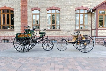 Gegenüberstellung: Der Benz Patent-Motorwagen aus dem Jahr 1888 (links) beruht auf dem ersten Automobil der Welt aus dem Jahr 1886, ist aber etwas größer.

Benz Patent-Motorwagen, Baujahr 1888 (ältestes Exemplar im Originalzustand), Besitz: Science Museum/London, Temporäre Leihgabe nach Deutschland (bis November 2008), 1. Station: Automuseum Dr. Carl Benz, Ladenburg, rechts daneben: Replika des Patent-Motorwagens von 1886