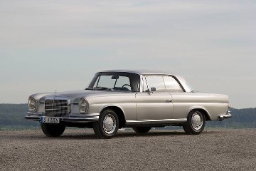 Der Mercedes-Benz 220 SE (W 111/112) von 1961, war das weltweit erste Coupé mit Sicherheitskarosserie nach dem Patent von Béla Barényi.