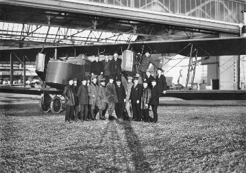 An agreement with Flugzeugbau-Friedrichshafen GmbH ( Aircraft Construction Company Friedrichshafen – FF) on 28th September 1916 enables the Daimler Motoren Gesellschaft (Daimler Motor Company) to build FF aeroplanes under licence and to equip them with Daimler engines. The photo shows the large G III aeroplane with two D.IVa 260 hp/191 kW Daimler-Mercedes aero-engines fitted in tandem. Taken around 1916/1917. In front: the proud designers.