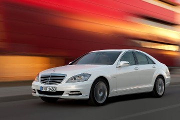 Erste Luxuslimousine mit Hybridantrieb und Lithium-Ionen-Batterie: Mercedes-Benz S 400 HYBRID (Baureihe 221) aus dem Jahr 2009.